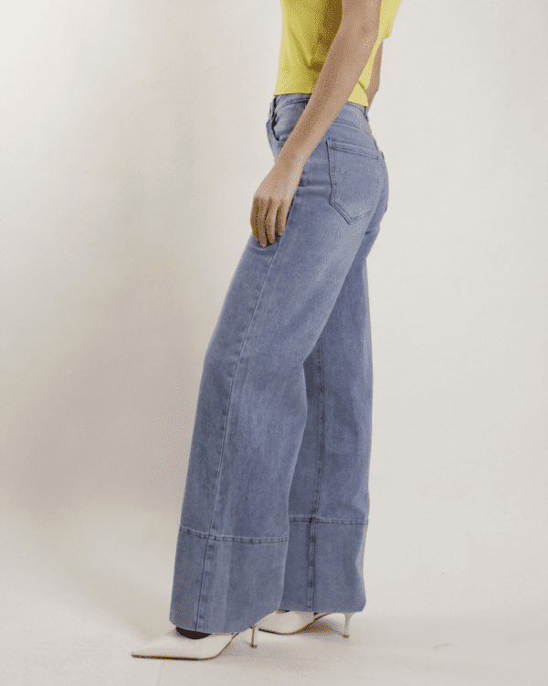 Jeans wide leg con risvolto - immagine 2