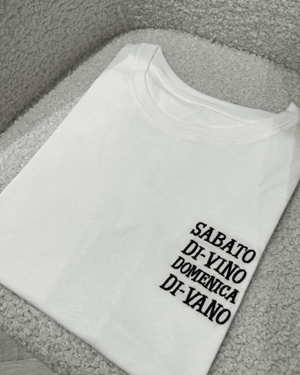 T-shirt 'sabato divino domenica divano'