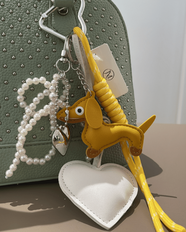 Charm bassotto giallo